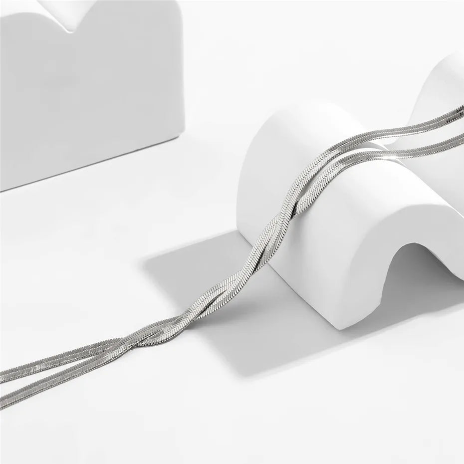 Elegant Lang Halskæde med Justerbart Slangedesign