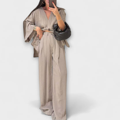 Jacqueline - Casual V-Hals Top og Bukser Duo